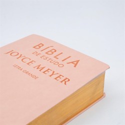 Bíblia de estudo Joyce Meyer com letra grande Capa flexível na cor salmão e beiras douradas