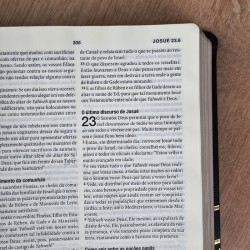 Bíblia de estudo Cristo em toda a Escritura Capa fllexível na cor preta e beira dourada