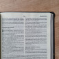 Bíblia de estudo Cristo em toda a Escritura Capa fllexível na cor preta e beira dourada
